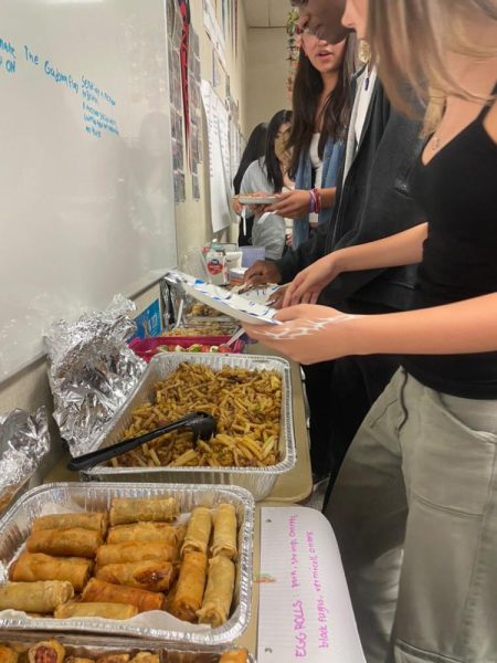 BHS Multicultural members try out cultural foods at the potluck