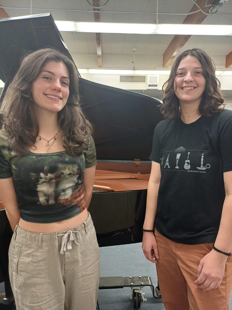 Seniors Julia Rindt and Bekah DIckey pose in the choir room. 